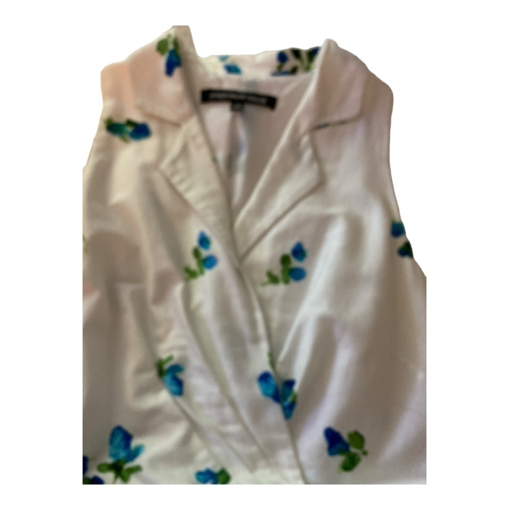 JONES WEAR DRESS, white with blue floral. Faux wrap top, belted, fit & flare. - Picture 5 of 11